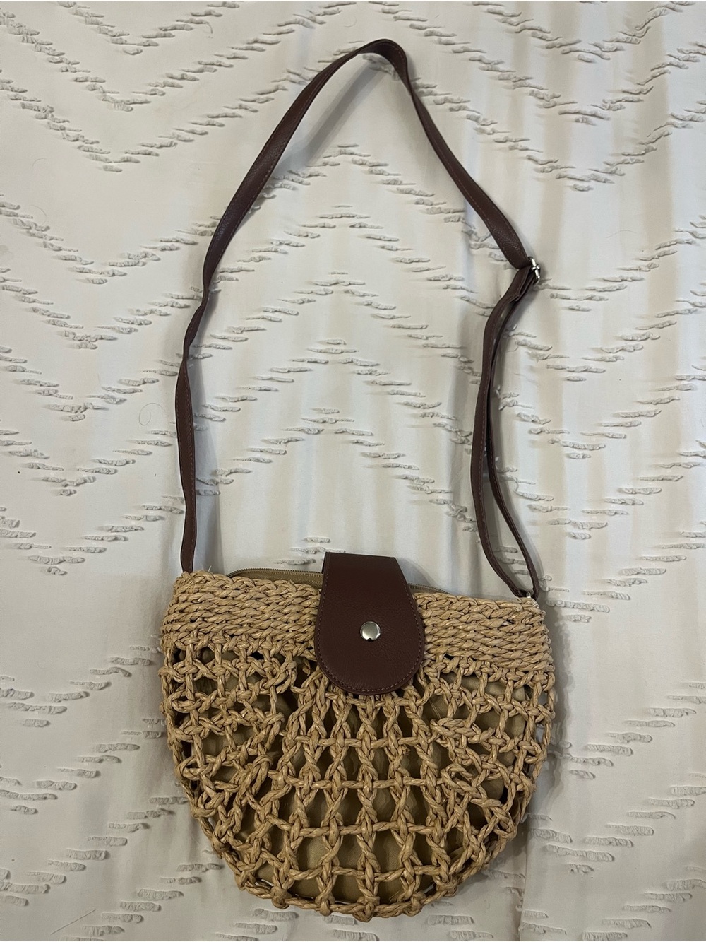 Boho Woven Straw Crossbody Bag with Faux Leather Strap & Snap Closure